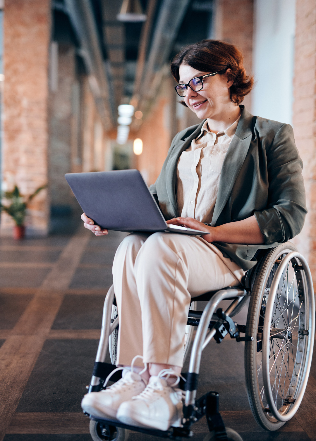 femme en fauteuil roulant utilisant un ordinateur portable